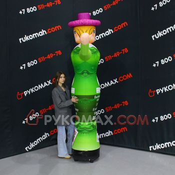 Девушка рукомах в форме бутылки для рекламы 2,5м