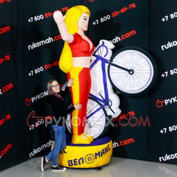 Девушка Рукомах с велосипедом