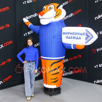 Рекламный надувной тигр в теплом свитере 2,5м