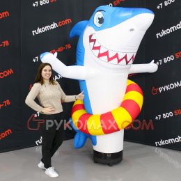 Надувная акула с машущей рукой для рекламы турагентства Премиум2+