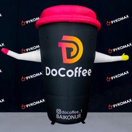 Надувной кофейный стаканчик с машущей рукой для рекламы кофе