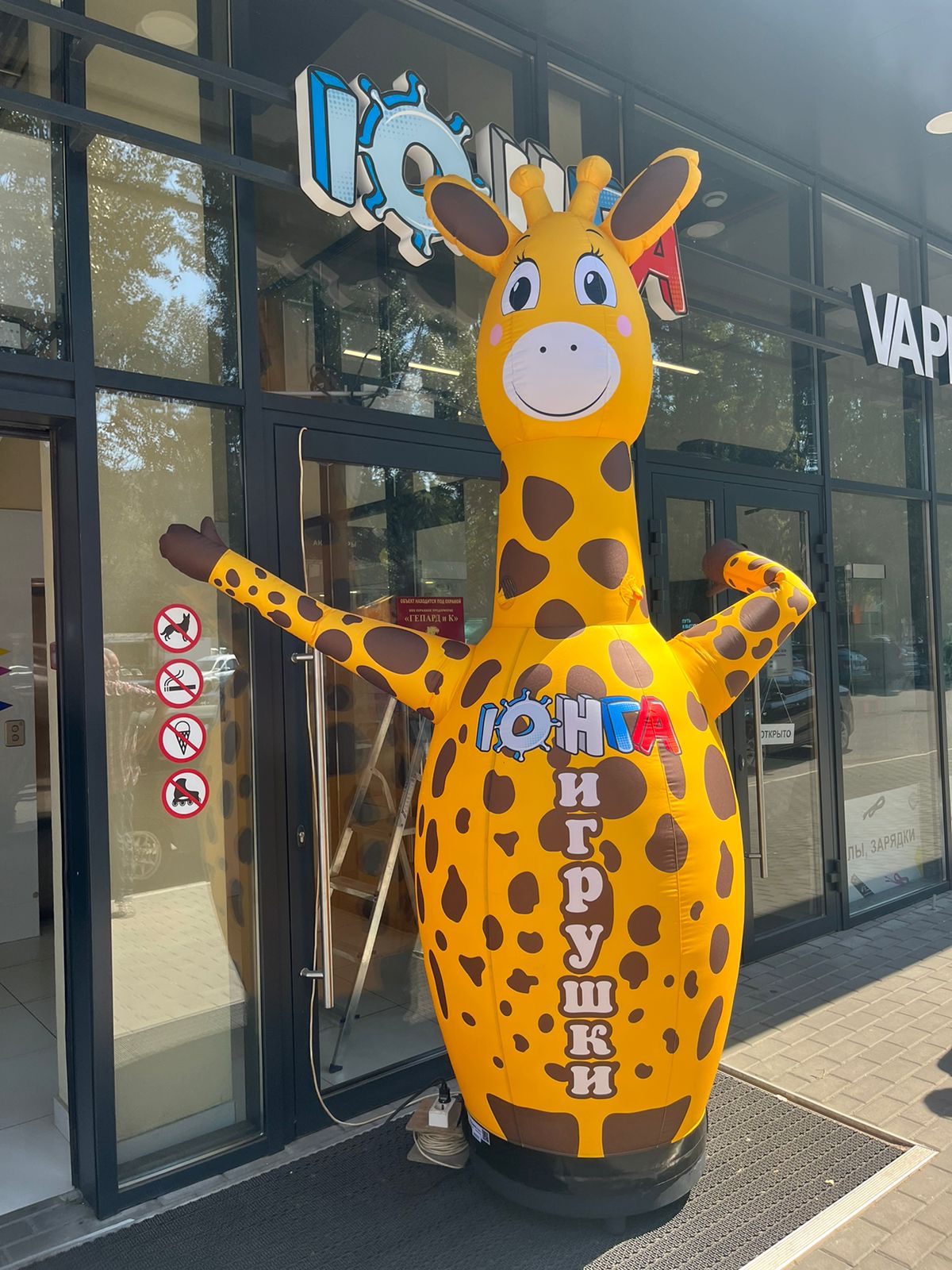 Надувная фигура Жираф для детской рекламы